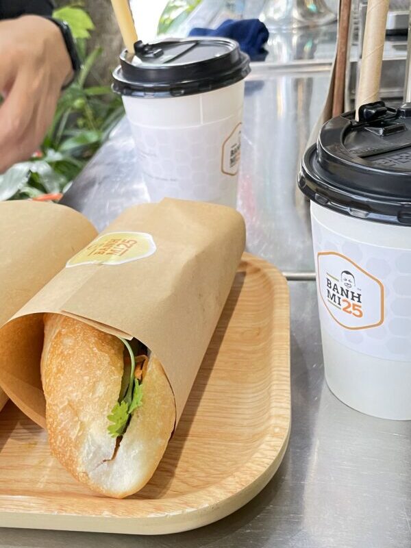 ハノイのバインミー専門店Bánh Mì 25のバインミーとベトナムコーヒー