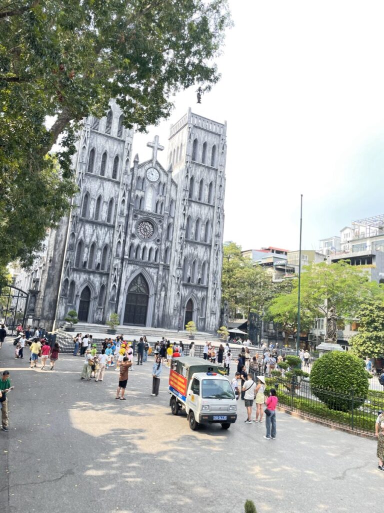 ハノイ大教会（セントジョセフ大聖堂）の外観と広場に集まる観光客の様子