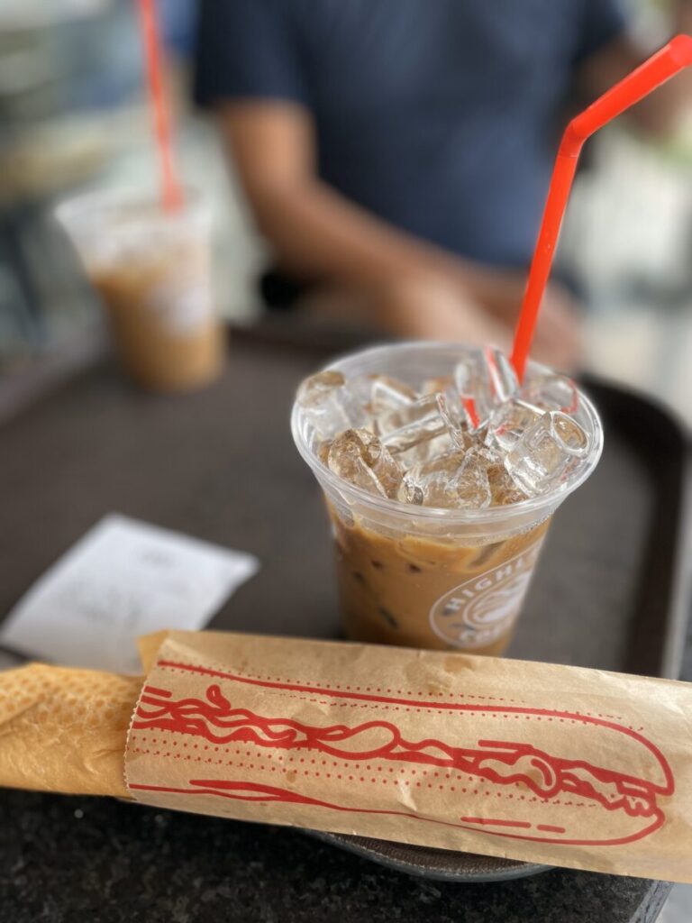 ハノイのカフェで購入したツナ入りバインミーとアイスベトナムコーヒー