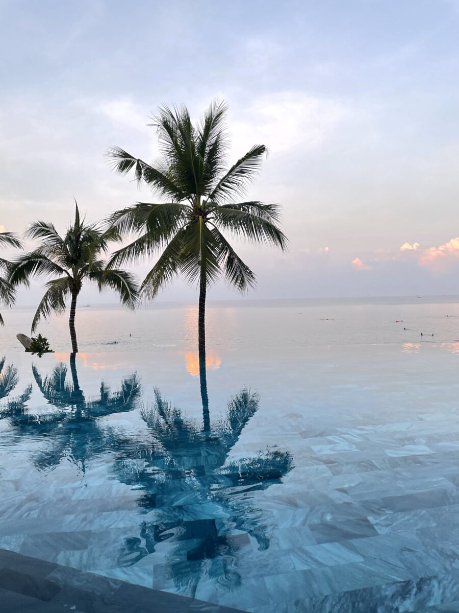 フーコック島シーシェルズホテルのインフィニティプールと夕暮れの海