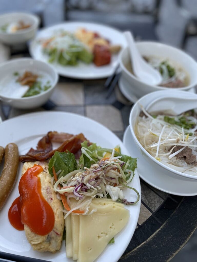 フーコック島シーシェルズホテルの朝食ビュッフェ、フォーとオムレツ、ベーコンやチーズのプレート