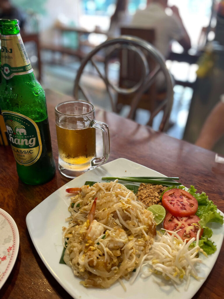 エビ入りパッタイとピーナッツ、ライム、トマトを添えた一皿（タイの定番料理）