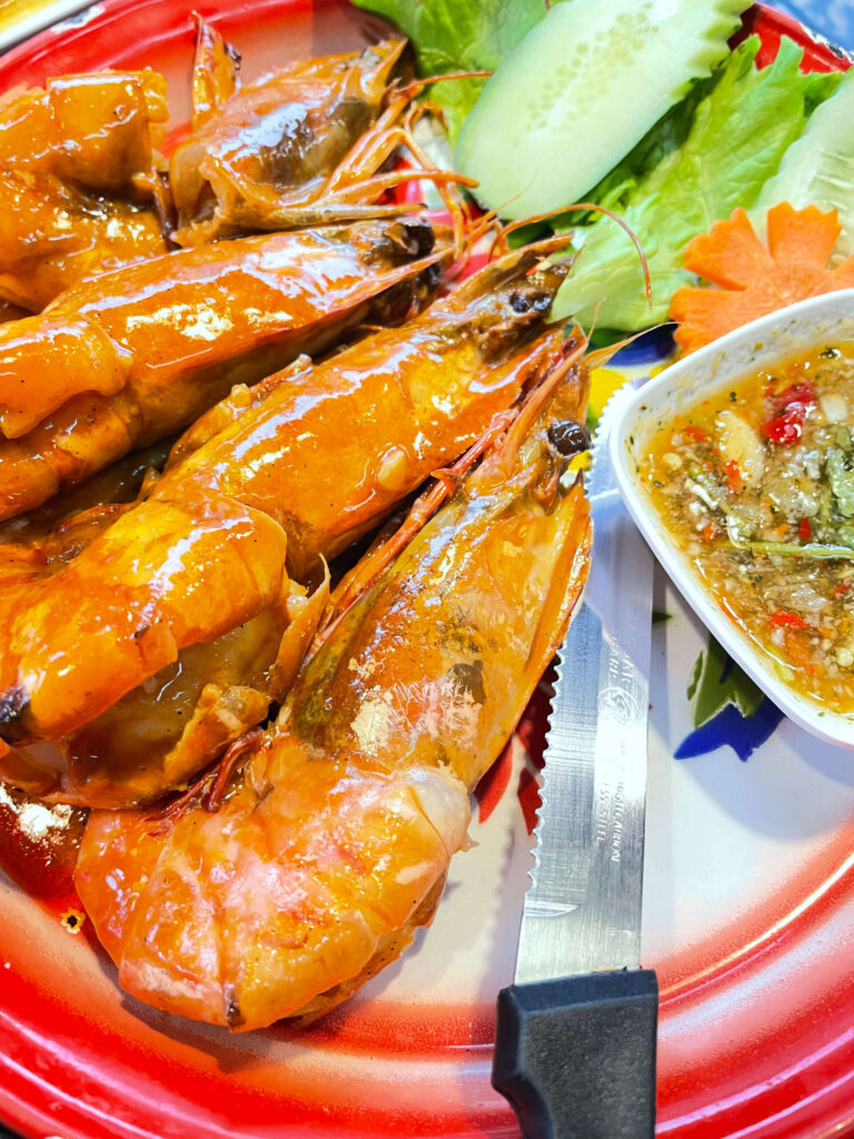 殻付きの大きなエビをグリルし、2種のタイ風ソースでいただく海鮮料理（プーケット）
