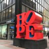 ニューヨーク・ミッドタウンの赤い「HOPE」オブジェ（ロバート・インディアナ作）