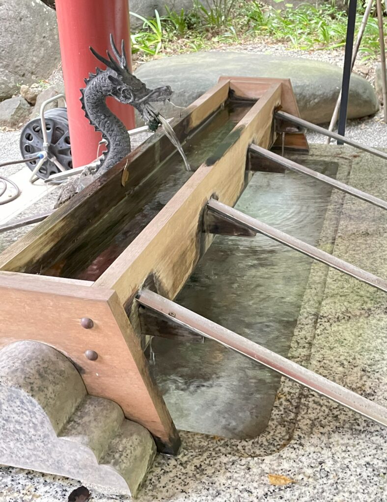 来宮神社の手水舎。参拝前に心と手を清める場所