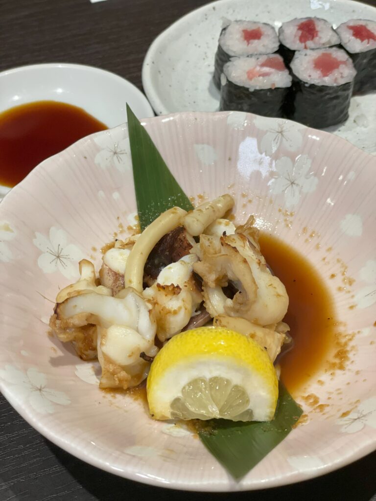 うまい鮨勘で注文した香ばしく焼かれたイカ料理と鉄火巻