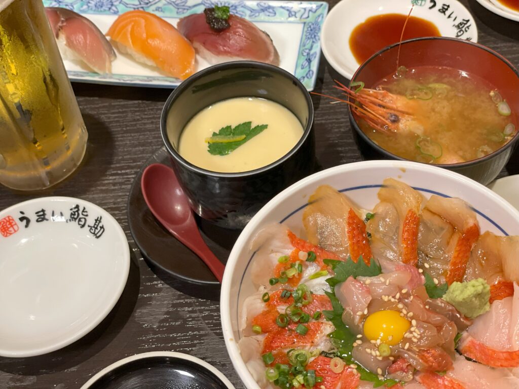 にぎりや海鮮丼、茶碗蒸しに味噌汁が並ぶうまい鮨勘の贅沢ランチセット