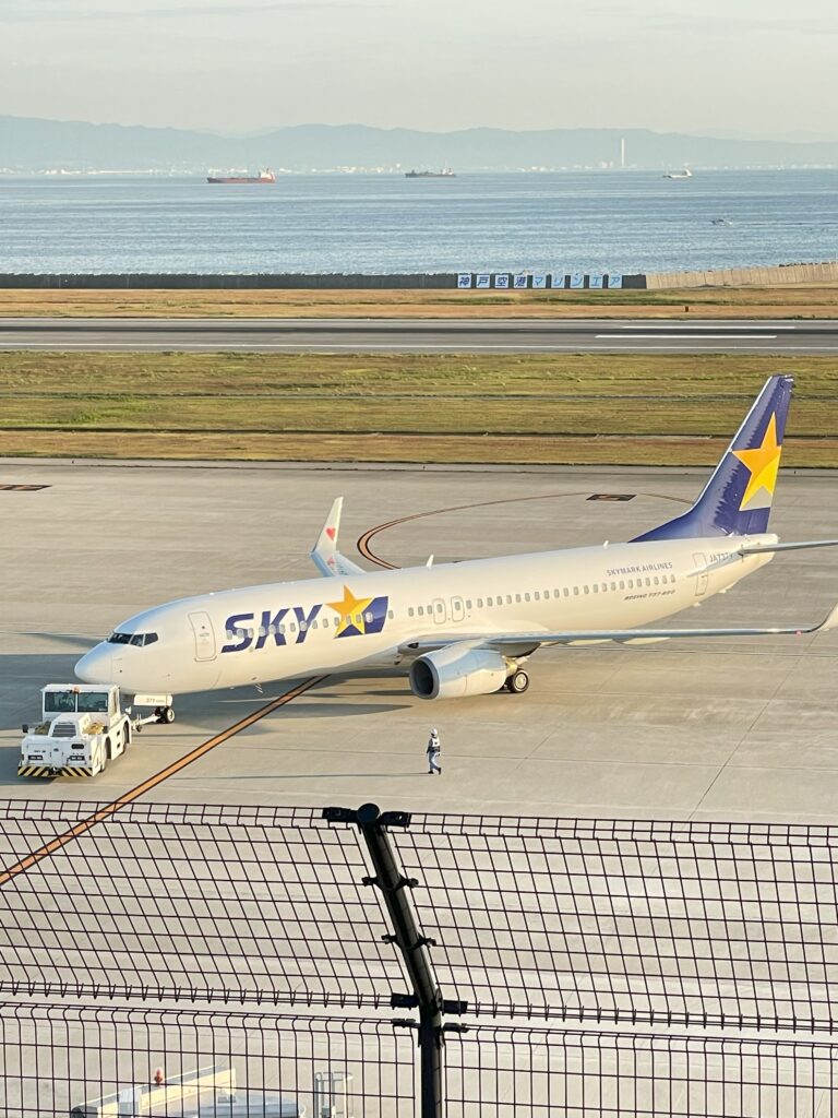 神戸空港滑走路とスカイマーク機