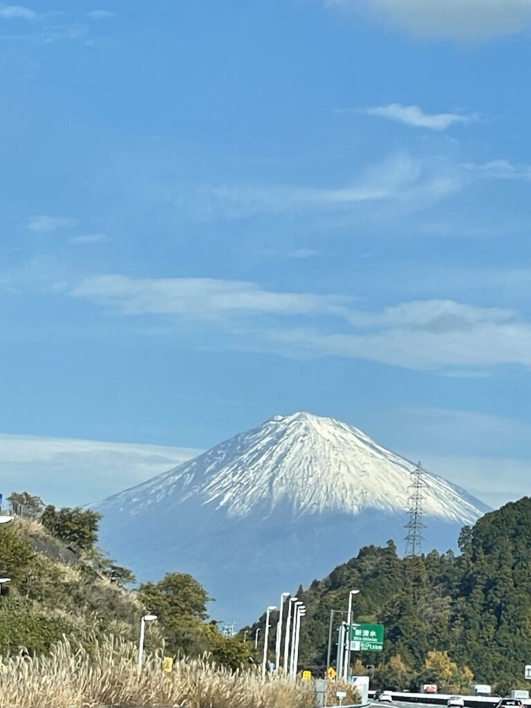 高速道路から見えた富士山の遠景