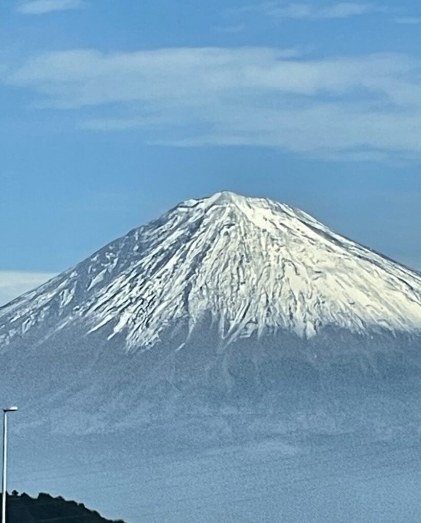 富士山の雪化粧が美しい近景