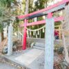 新屋山神社の参道入口に建つ赤い鳥居と石柱