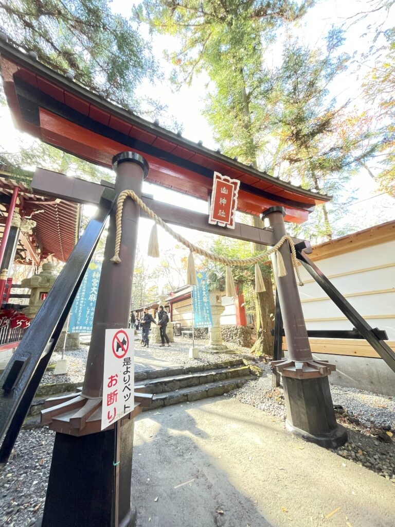 屋根付きの鳥居。神域と俗世を分ける境界を示すもの