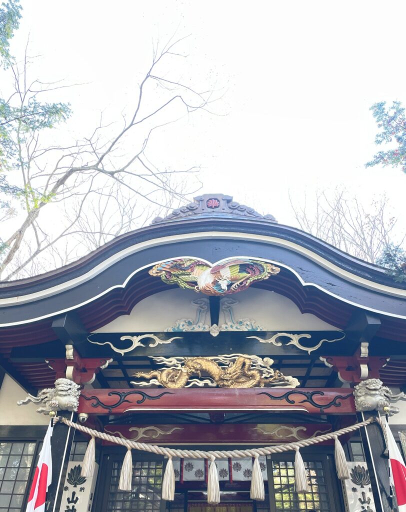 拝殿の破風や彫刻を見上げた角度から撮影
