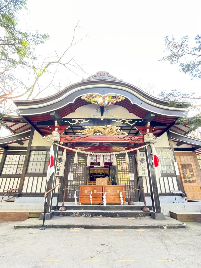 新屋山神社の本殿。鳳凰と金龍が彫刻された荘厳な拝殿