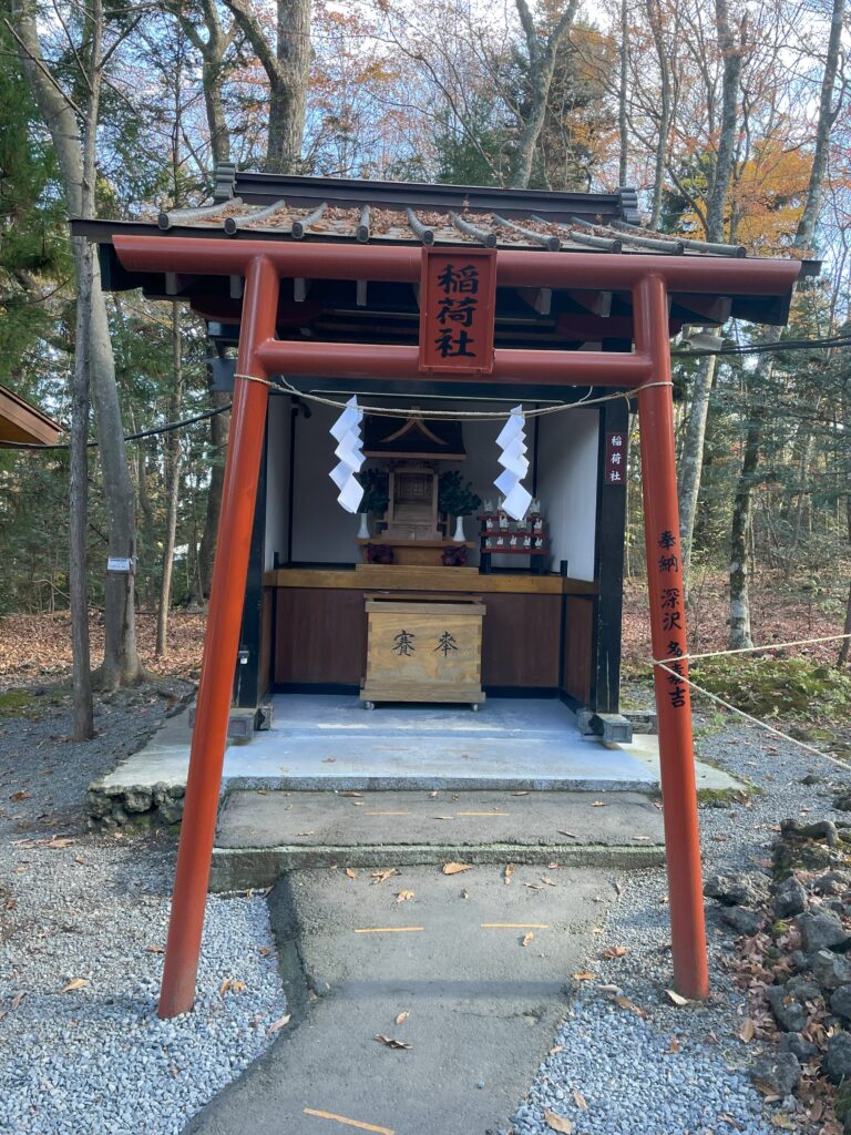 新屋山神社の境内にある稲荷社。商売繁盛の神様を祀る