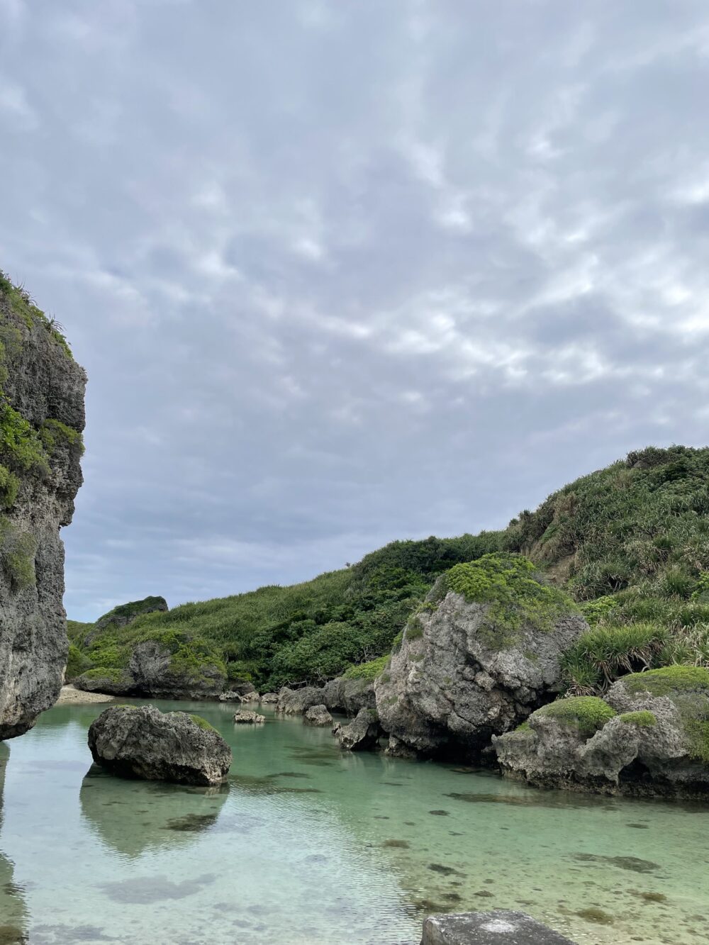 大神島の清らかな入り江に点在する岩々