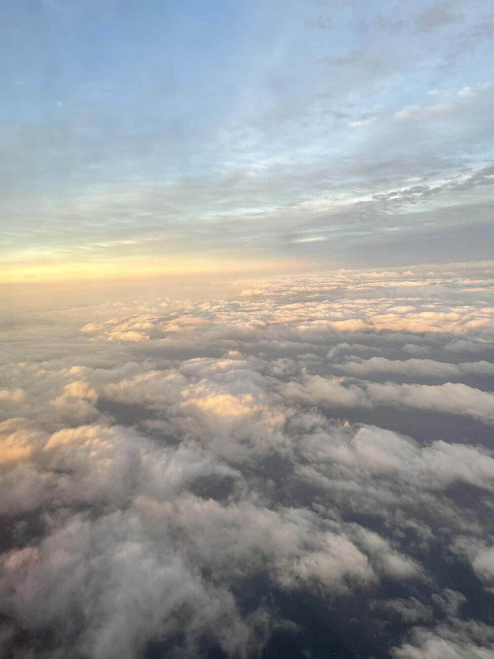 飛行機の上から眺めた夕焼け空と雲