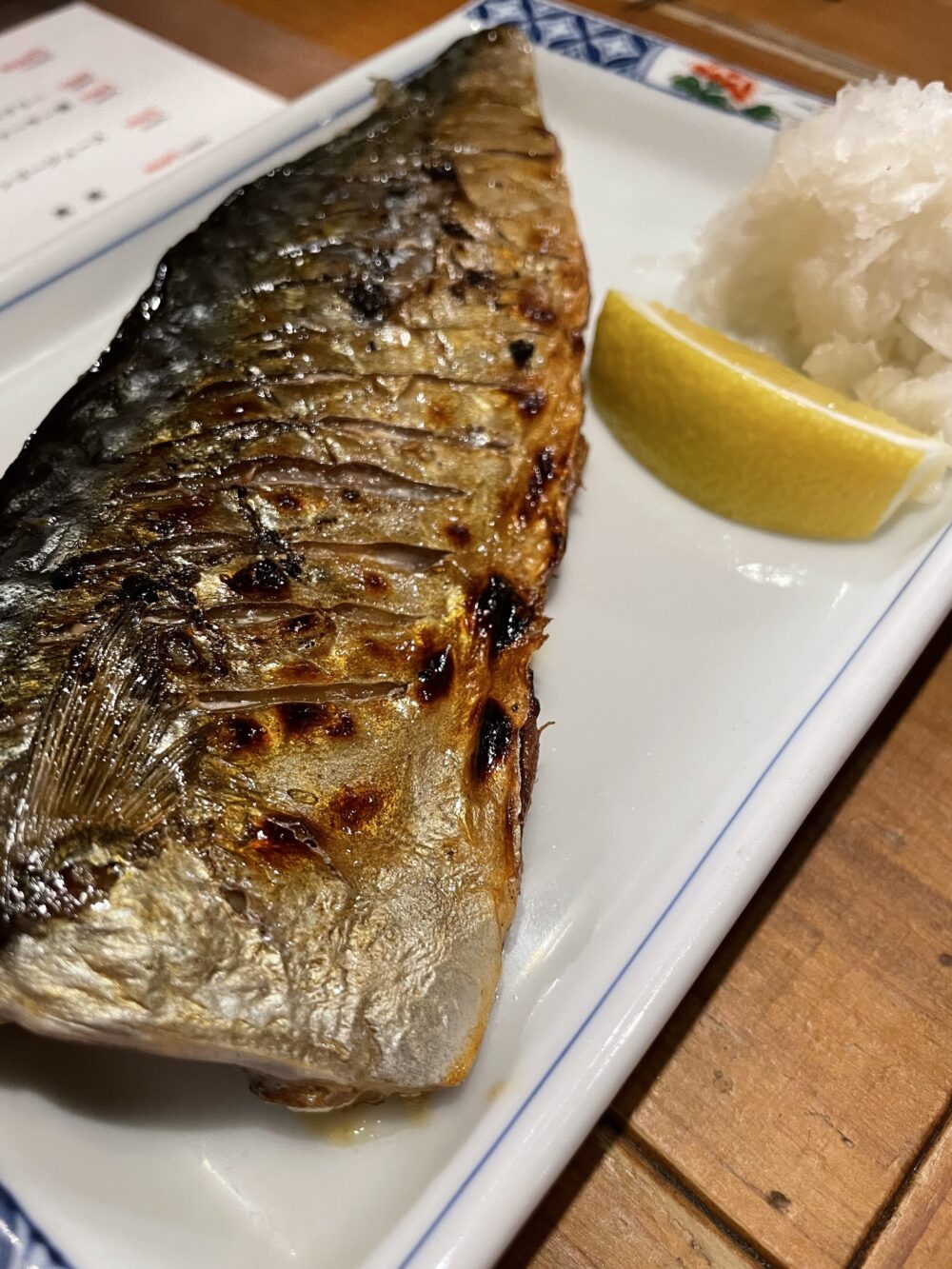 大根おろしとレモンを添えた香ばしい焼き鯖