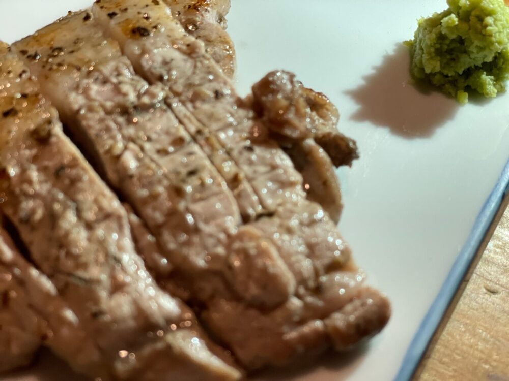 わさびを添えた豚肉のステーキ