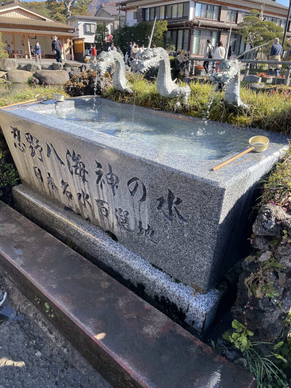 名水百選に選ばれた忍野八海の湧水と龍の吐水口