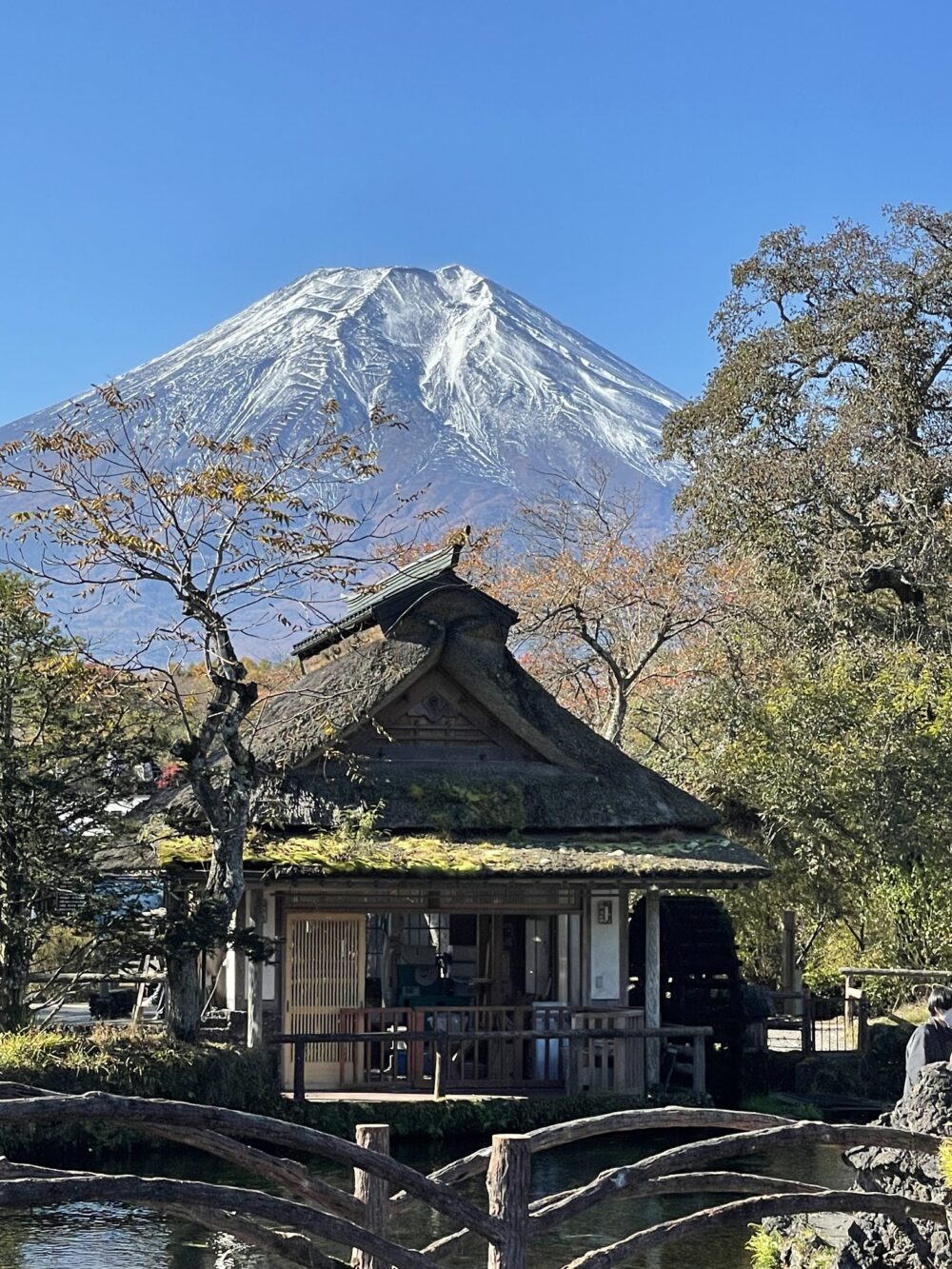 富士山と茅葺き屋根の水車小屋