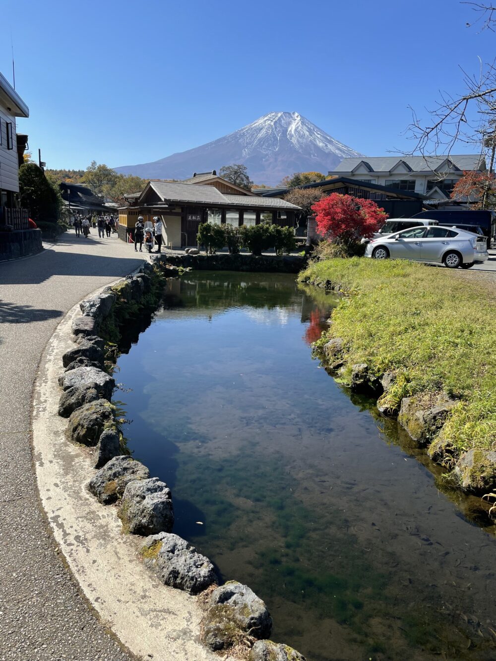 富士山が逆さに映る小川