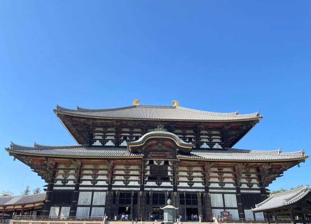 青空に映える東大寺の大仏殿正面