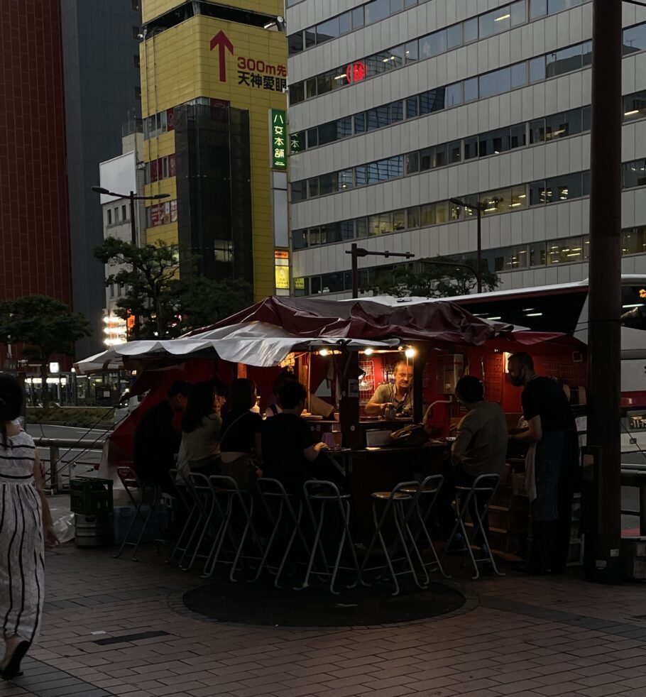 人気屋台レミさんちで楽しむお客さん