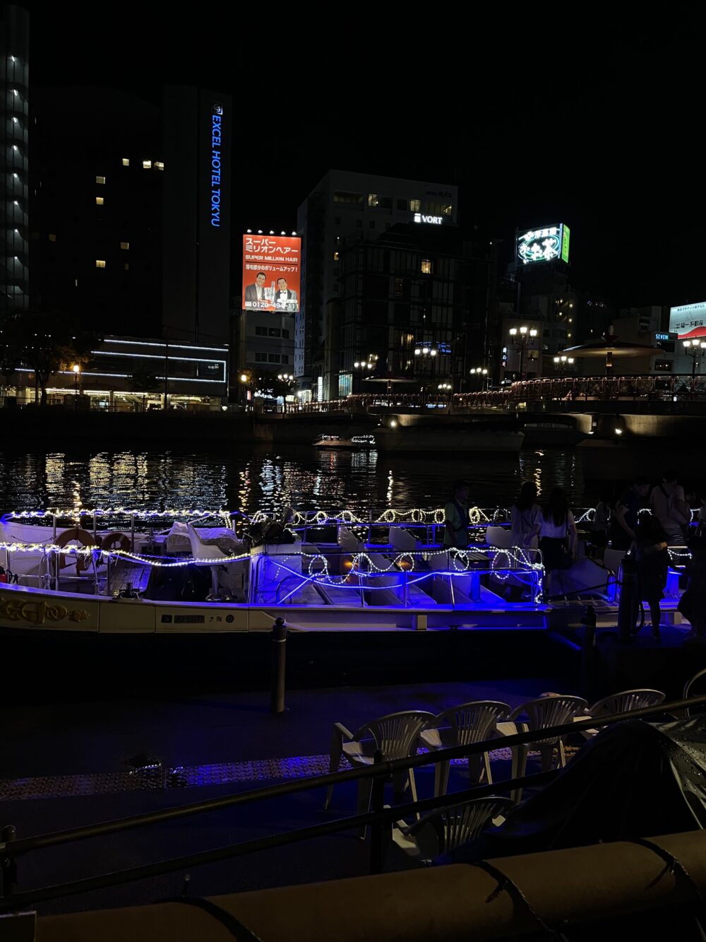 中洲のナイトクルーズ出発前に停泊するボートと水面に映る福岡の街明かり