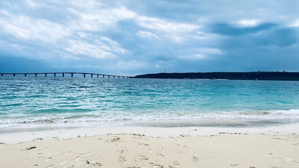 宮古島の美しいビーチと遠くに見える橋の風景