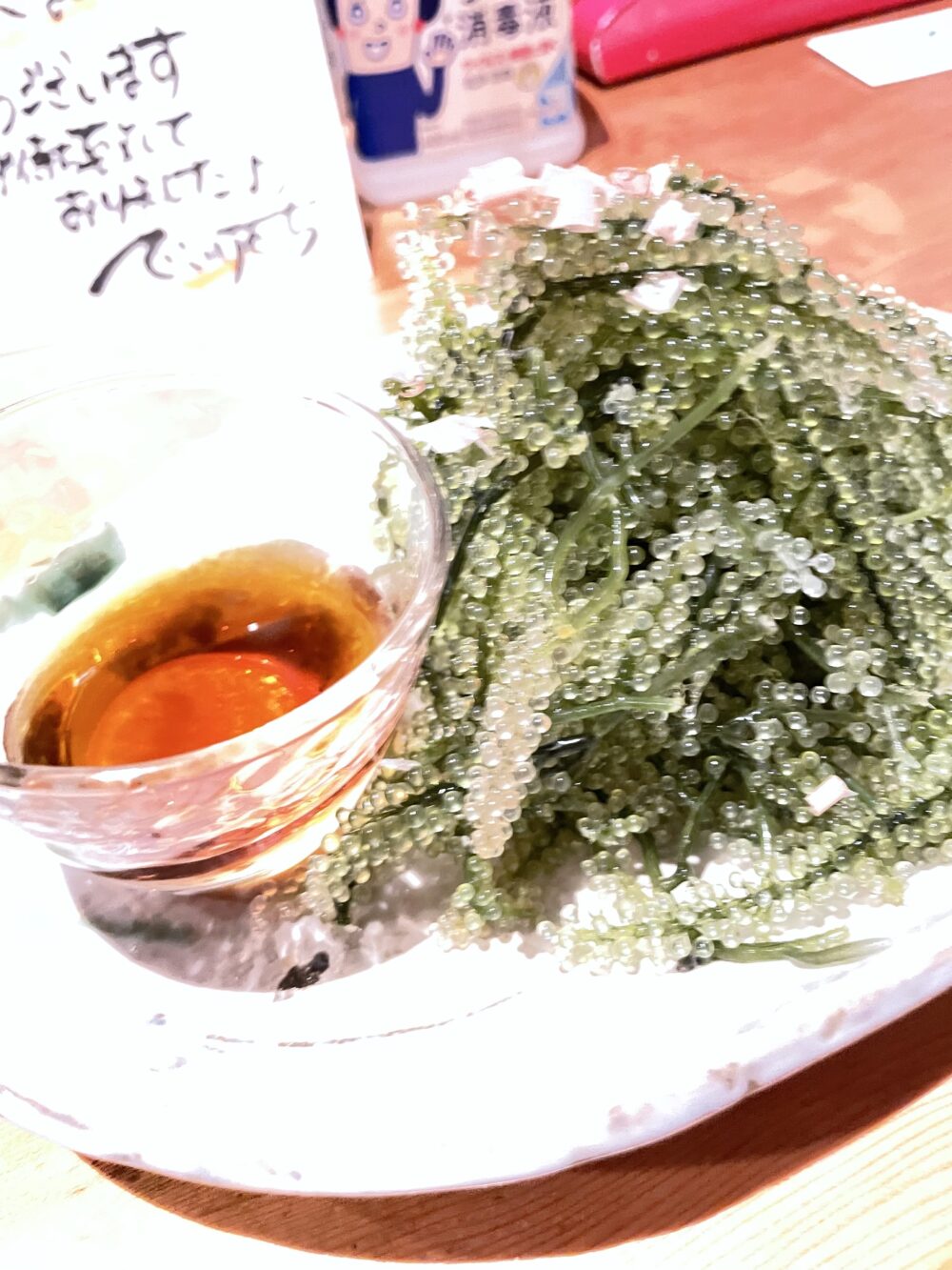 「新鮮な海ぶどうとポン酢、宮古島の居酒屋で