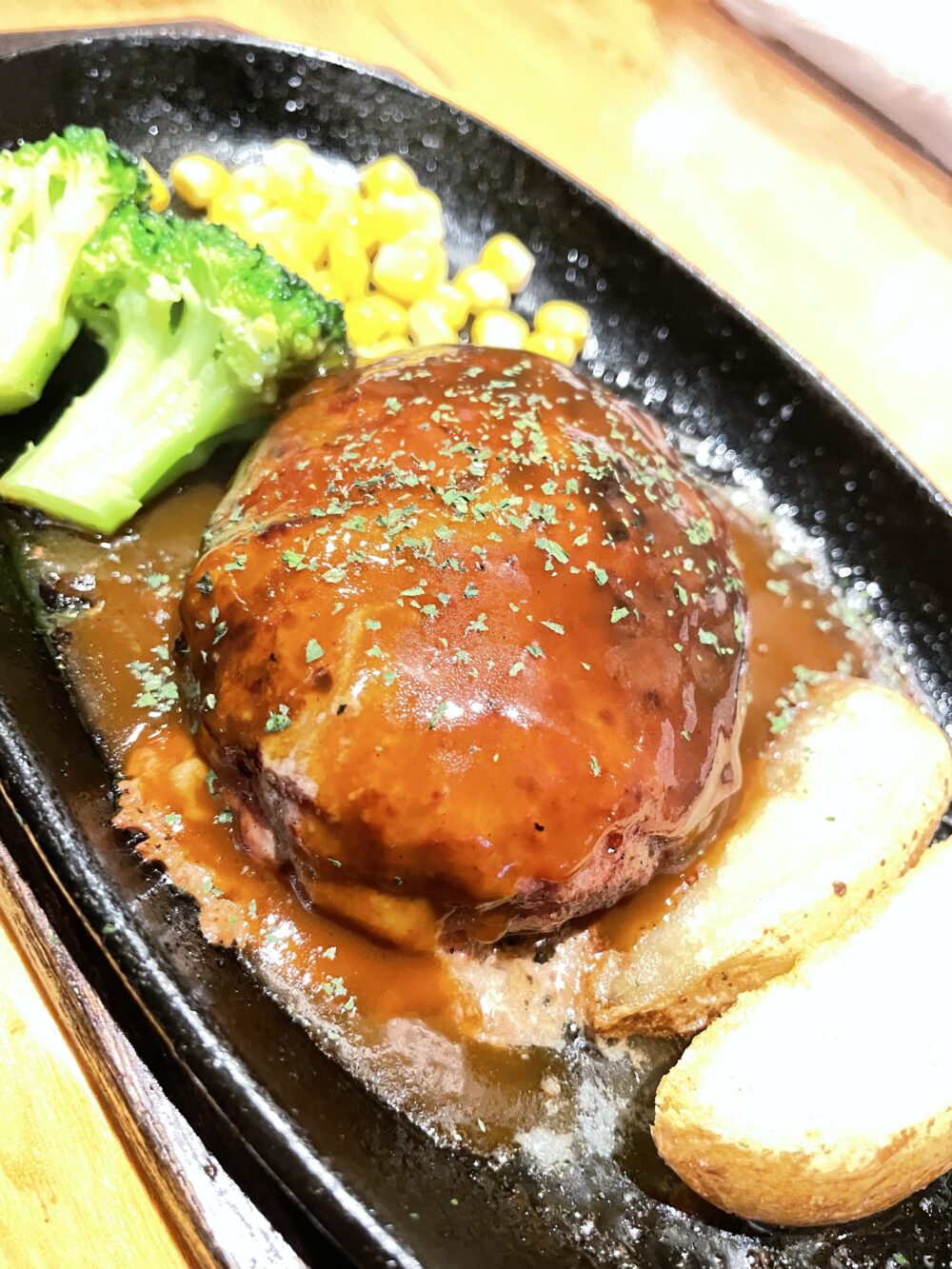 熱々の鉄板に乗った宮古島のジューシーハンバーグ