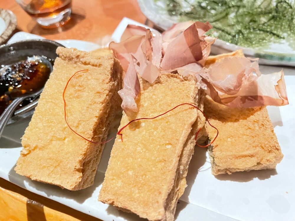 カリッと揚がった厚揚げと鰹節の盛り合わせ