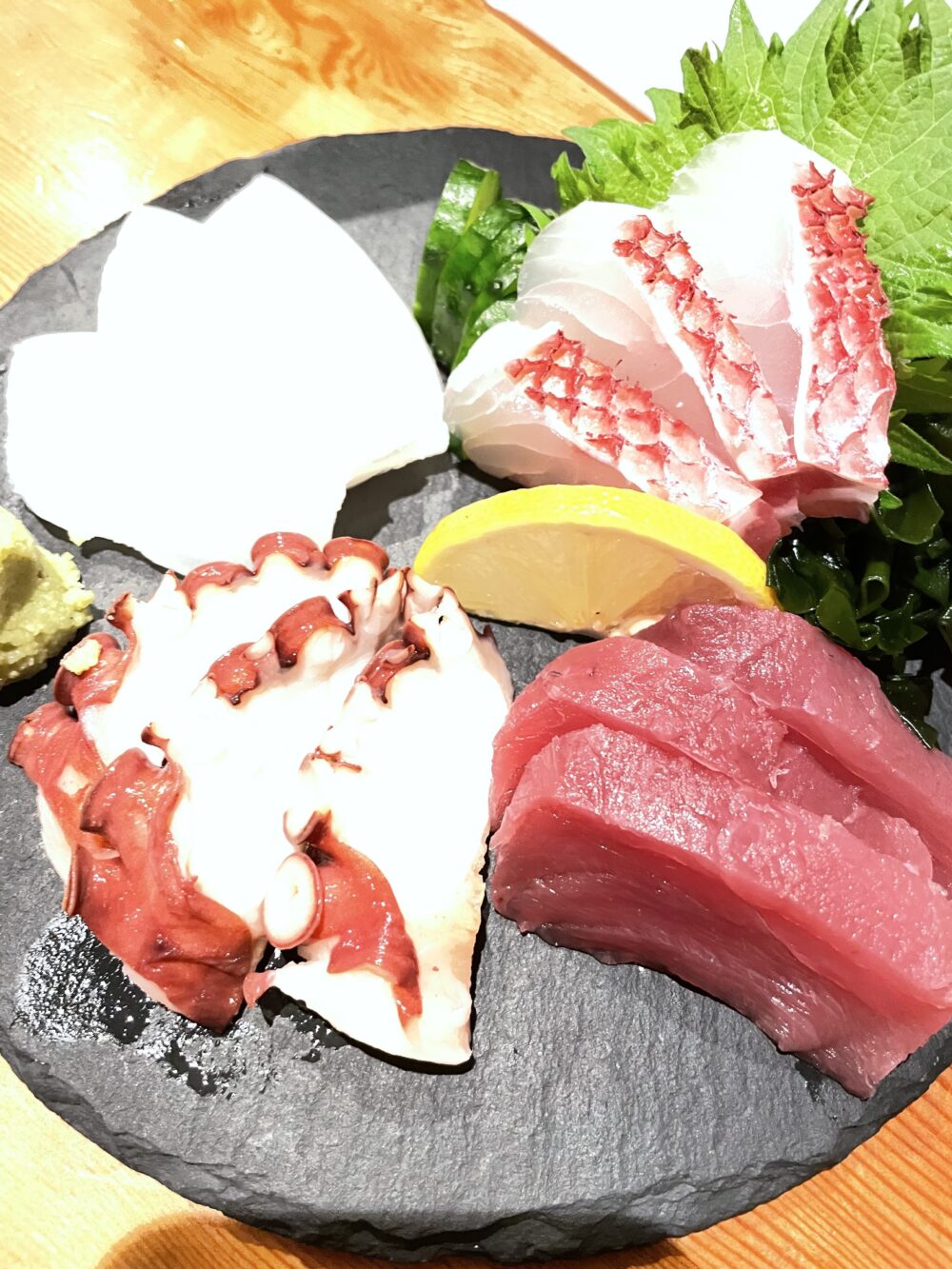 新鮮なマグロ、タコ、白身魚の刺身盛り合わせ