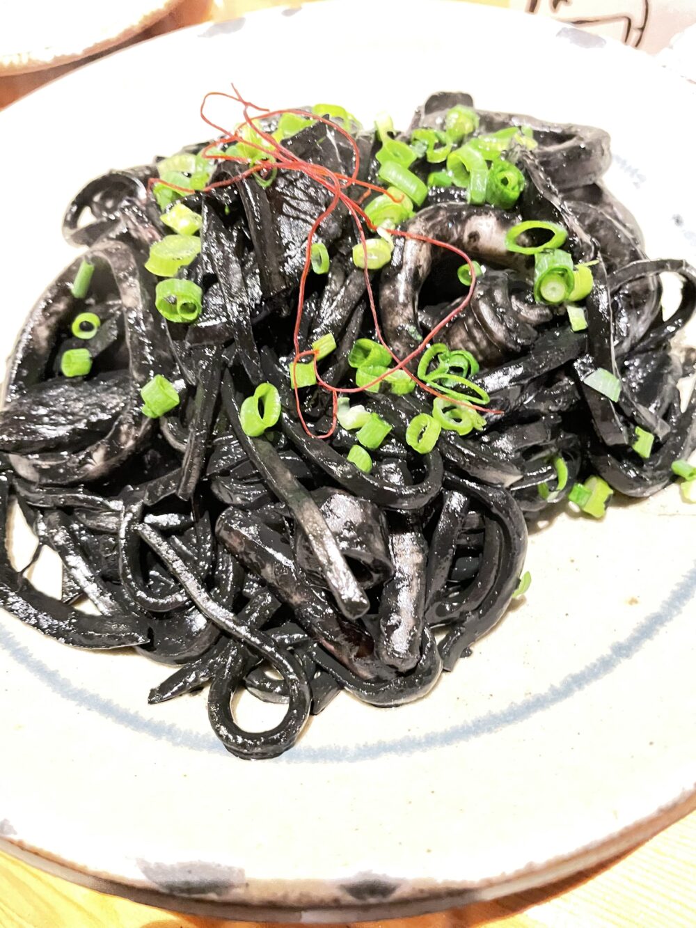 宮古島の名物イカ墨パスタと青ネギ