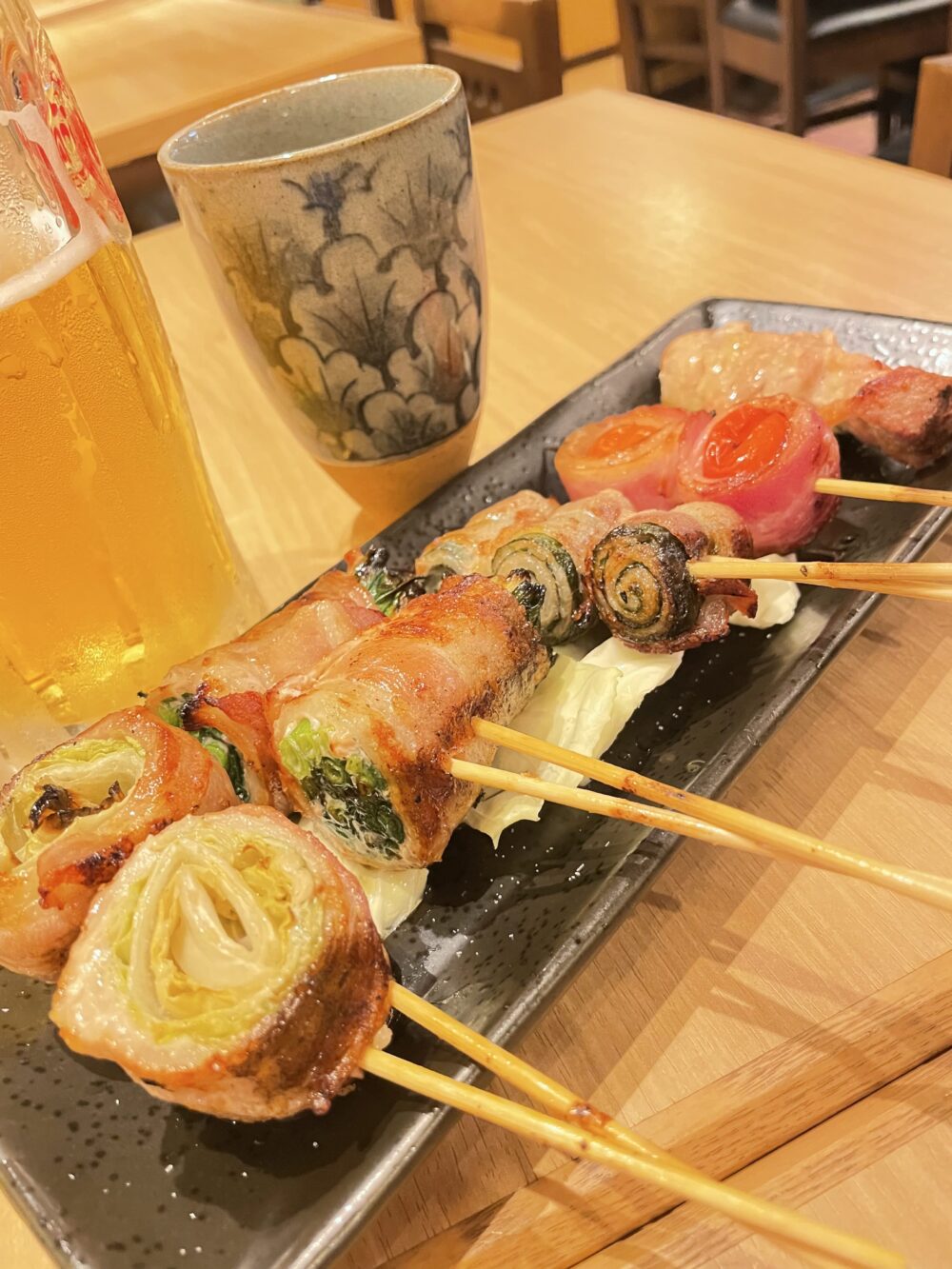 彩り豊かな野菜巻き串の盛り合わせとビール