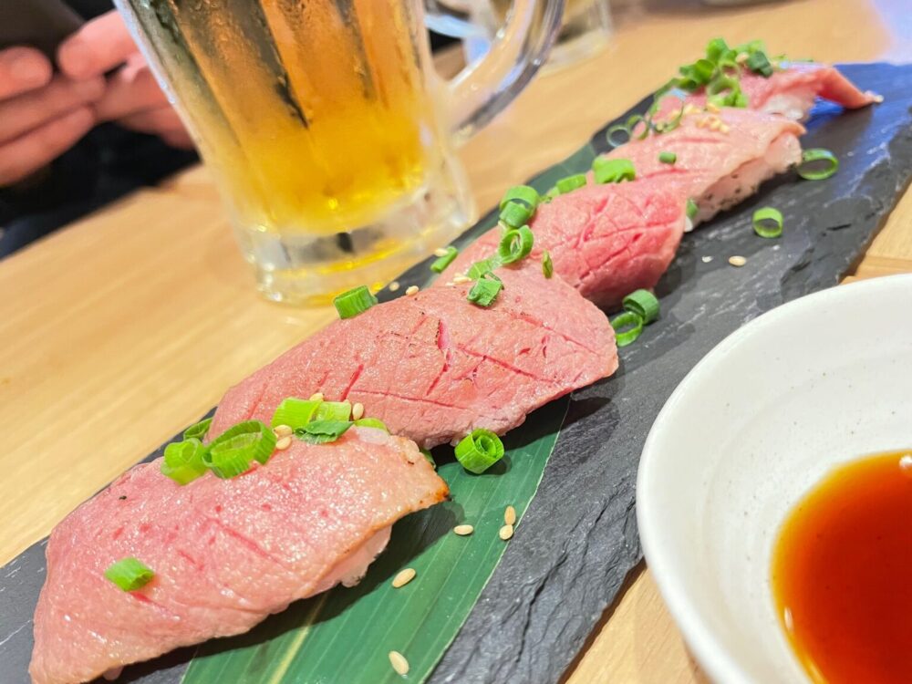 人気の肉寿司と冷えたビール