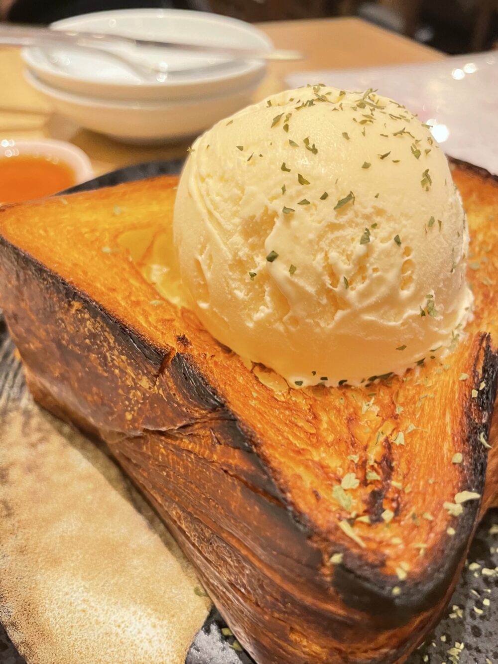 厚切りトーストにアイスが乗ったブリュレ風デザート