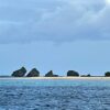 大神島の沖に並ぶ個性的な奇岩群