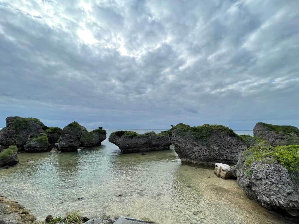 大神島の海岸沿いに連なる大小の奇岩