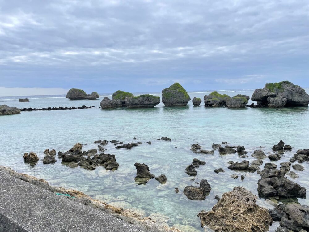 大神島の浅瀬に点在する奇岩と透き通る海