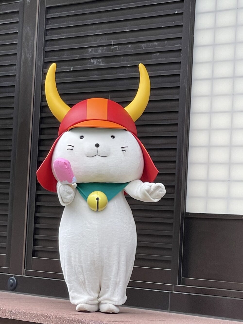 アイスを手にしたひこにゃん