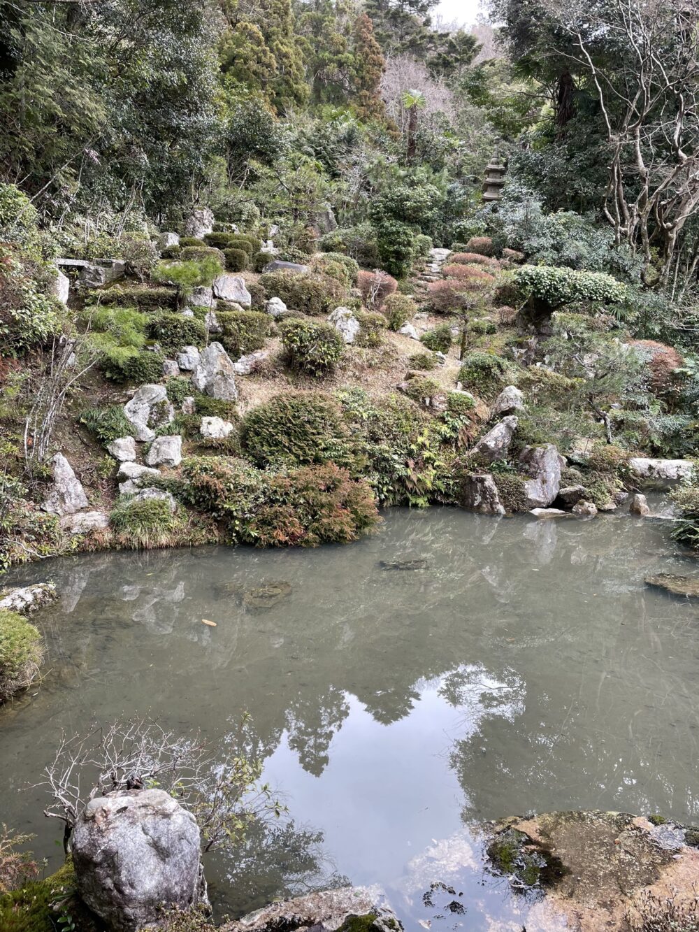 龍潭寺の池と日本庭園