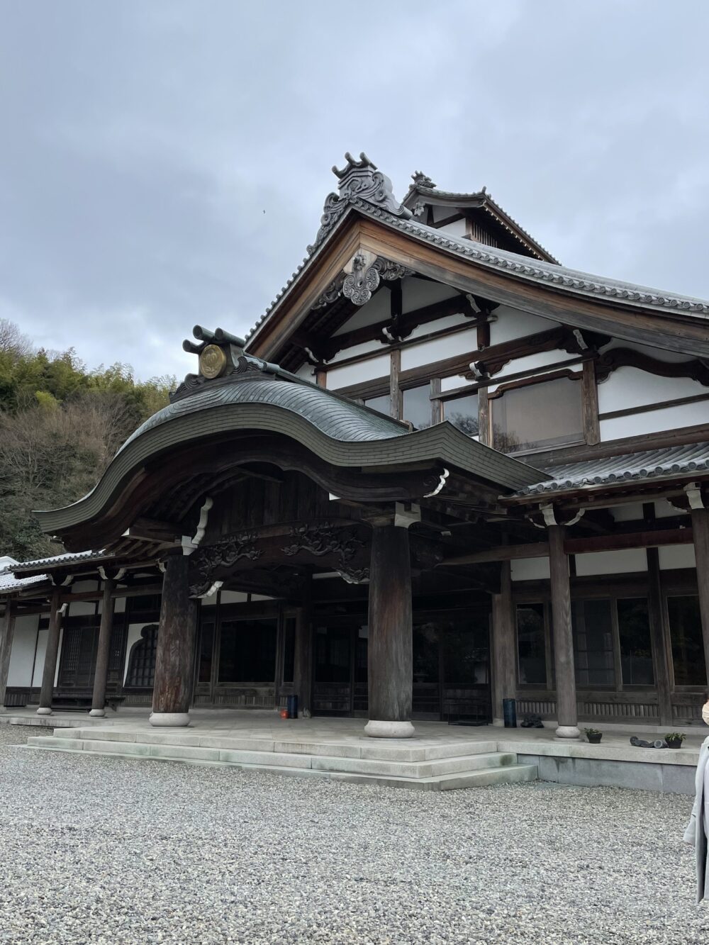 清涼寺の立派な唐破風の山門。石田三成や島左近ゆかりの地として知られる。
