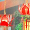 中国ドラマ『浮図縁』の上元節のシーンで映し出される蓮の花をかたどった赤い提灯。左右に2つ吊るされ、幻想的な灯りが夜を彩っている。