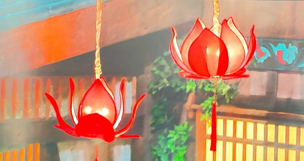 中国ドラマ『浮図縁』の上元節のシーンで映し出される蓮の花をかたどった赤い提灯。左右に2つ吊るされ、幻想的な灯りが夜を彩っている。
