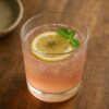 梅酢と粉山椒で作った山椒ソーダ。レモンスライスとミントが添えられた、ピリッと香る爽やかなノンアルドリンク。