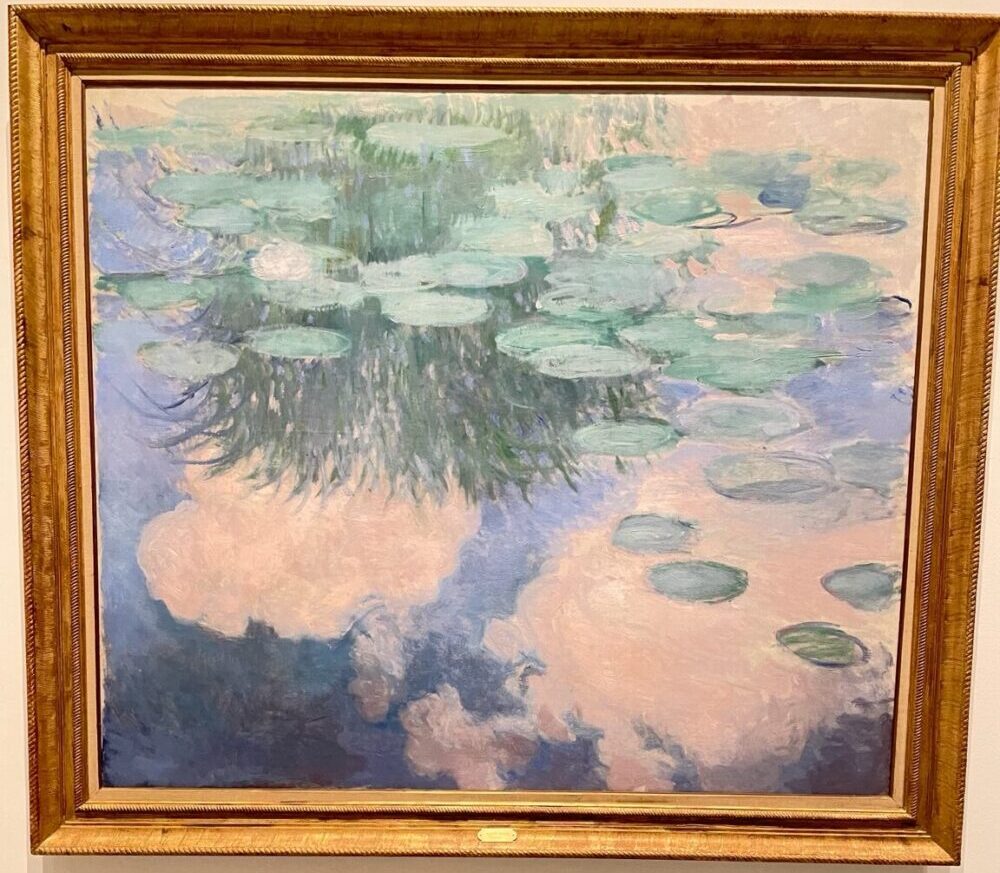 水面に映る木の影と睡蓮の葉を描いたモネの《睡蓮》。