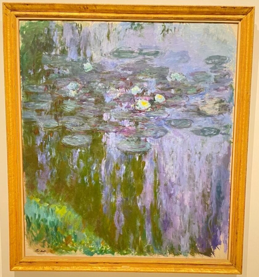 紫がかった色調で描かれた、しだれ柳が水面に映った幻想的なモネの《睡蓮》。