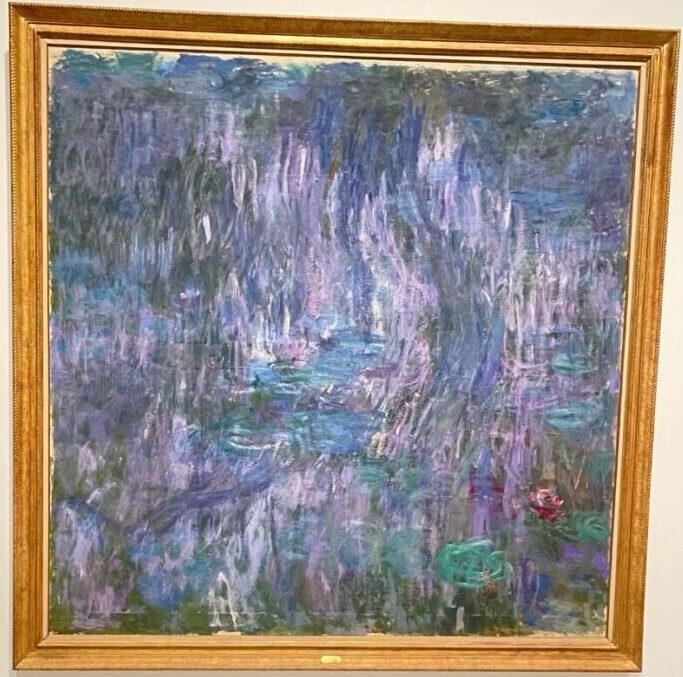 青紫の色調で描かれた睡蓮。抽象性の高いモネ晩年の作品。